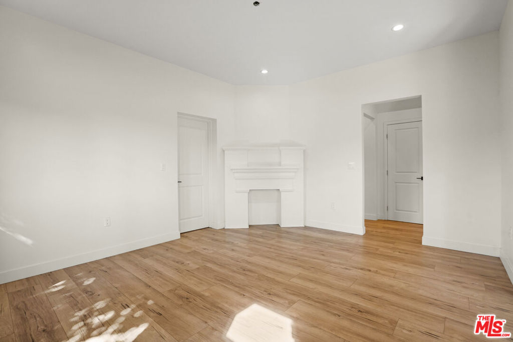 Los Angeles, California, 90007, United States, 5 Bedrooms Bedrooms, ,3 BathroomsBathrooms,Residential,For Sale,1975111