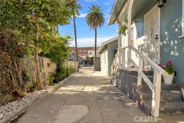 Los Angeles, California, 90023, United States, 3 Bedrooms Bedrooms, ,Residential,For Sale,1879139