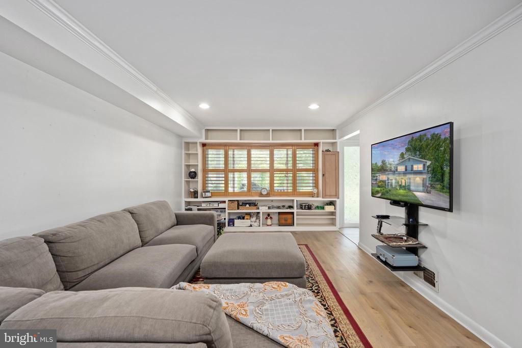 Alexandria, Virginia, 22308, United States, 4 Bedrooms Bedrooms, ,3 BathroomsBathrooms,Residential,For Sale,1921222