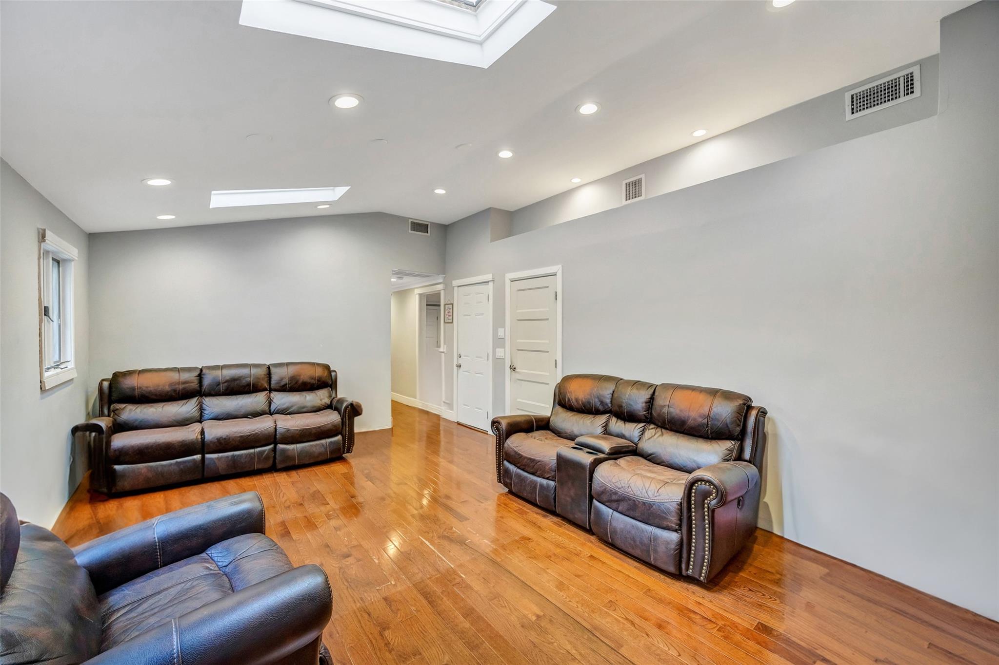 Lindenhurst, New York, 11757, United States, 5 Bedrooms Bedrooms, ,3 BathroomsBathrooms,Residential,For Sale,1707777