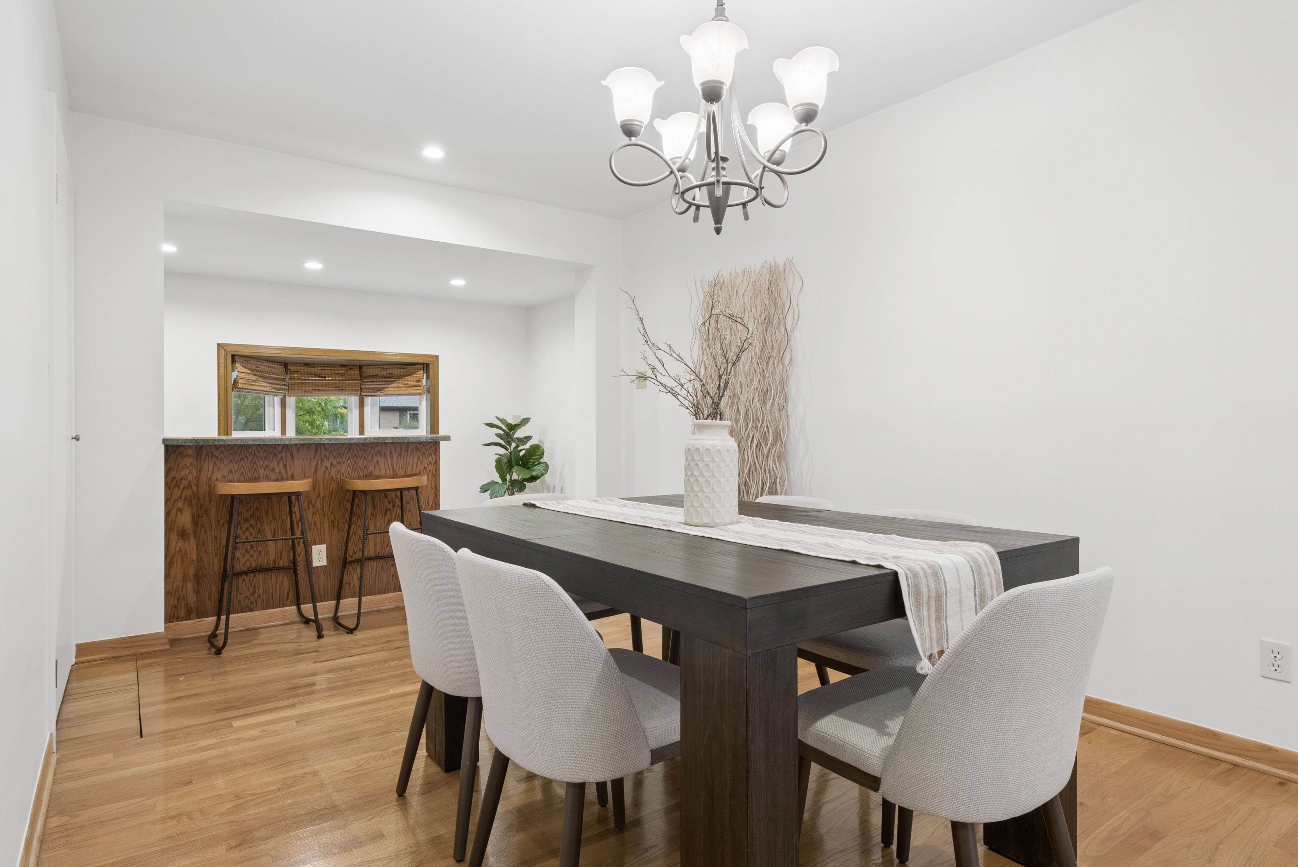  Welcome to 545 Estes Street, a bright, charming ranch-style home in an establish - 物件實景