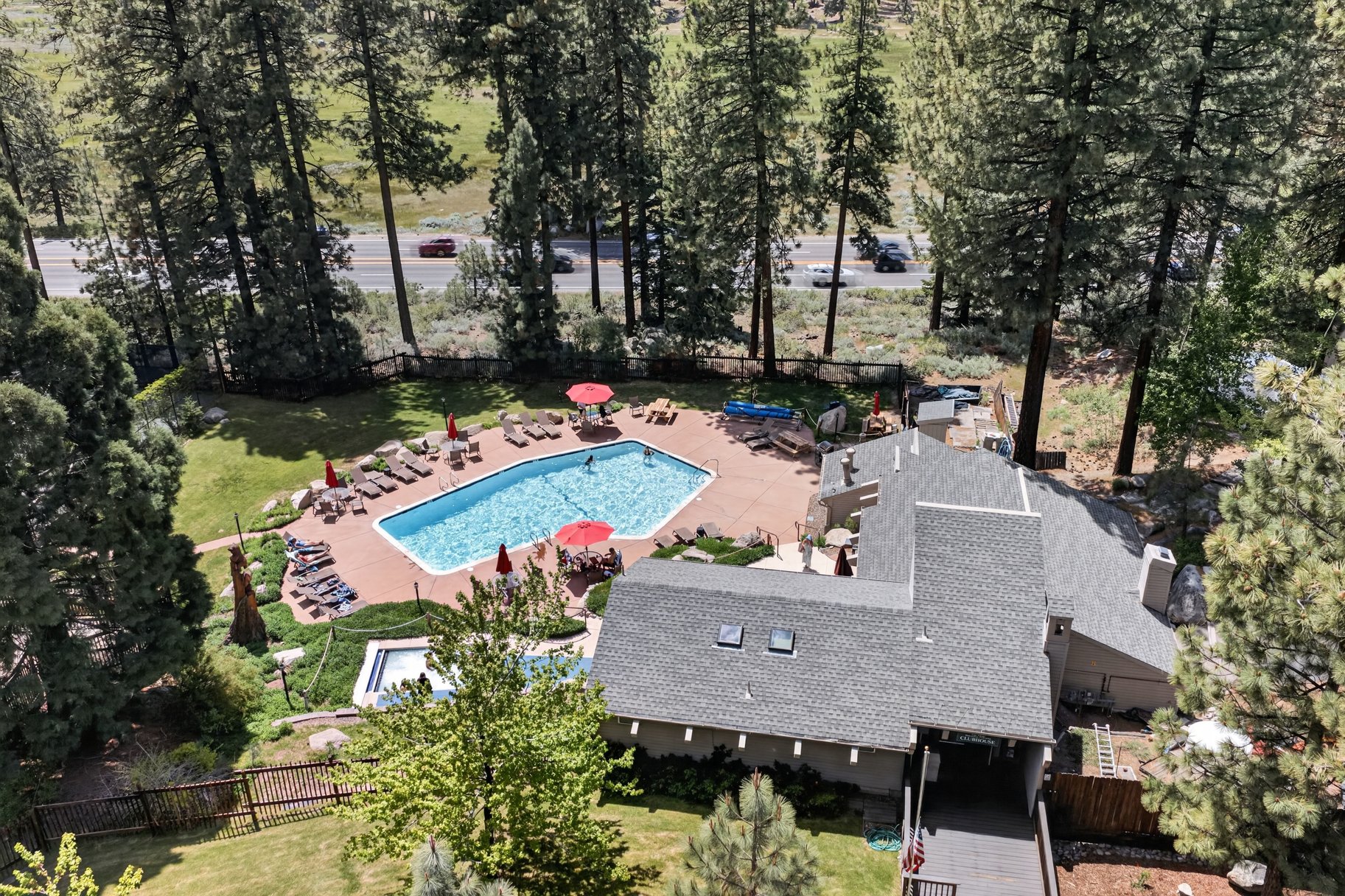  Expansive Nevada-Side Tahoe Retreat in Coveted Lake Village Setting - 物件實景
