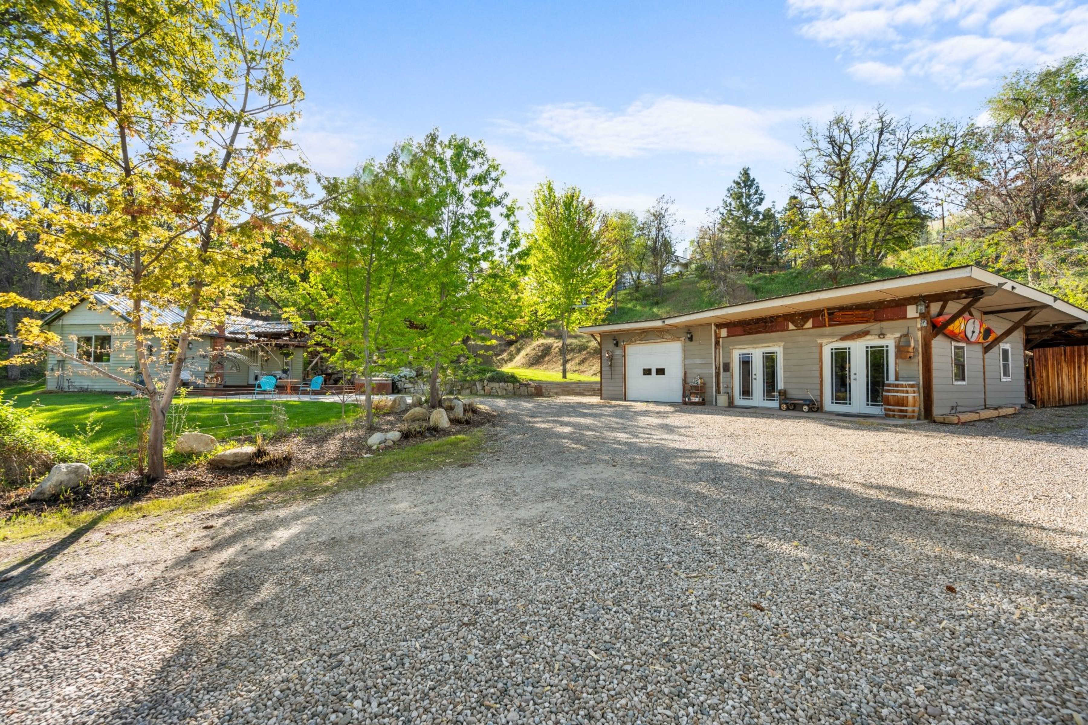  Opportunity to Subdivide - Build Homes With a City & Foothills View - 物件實景