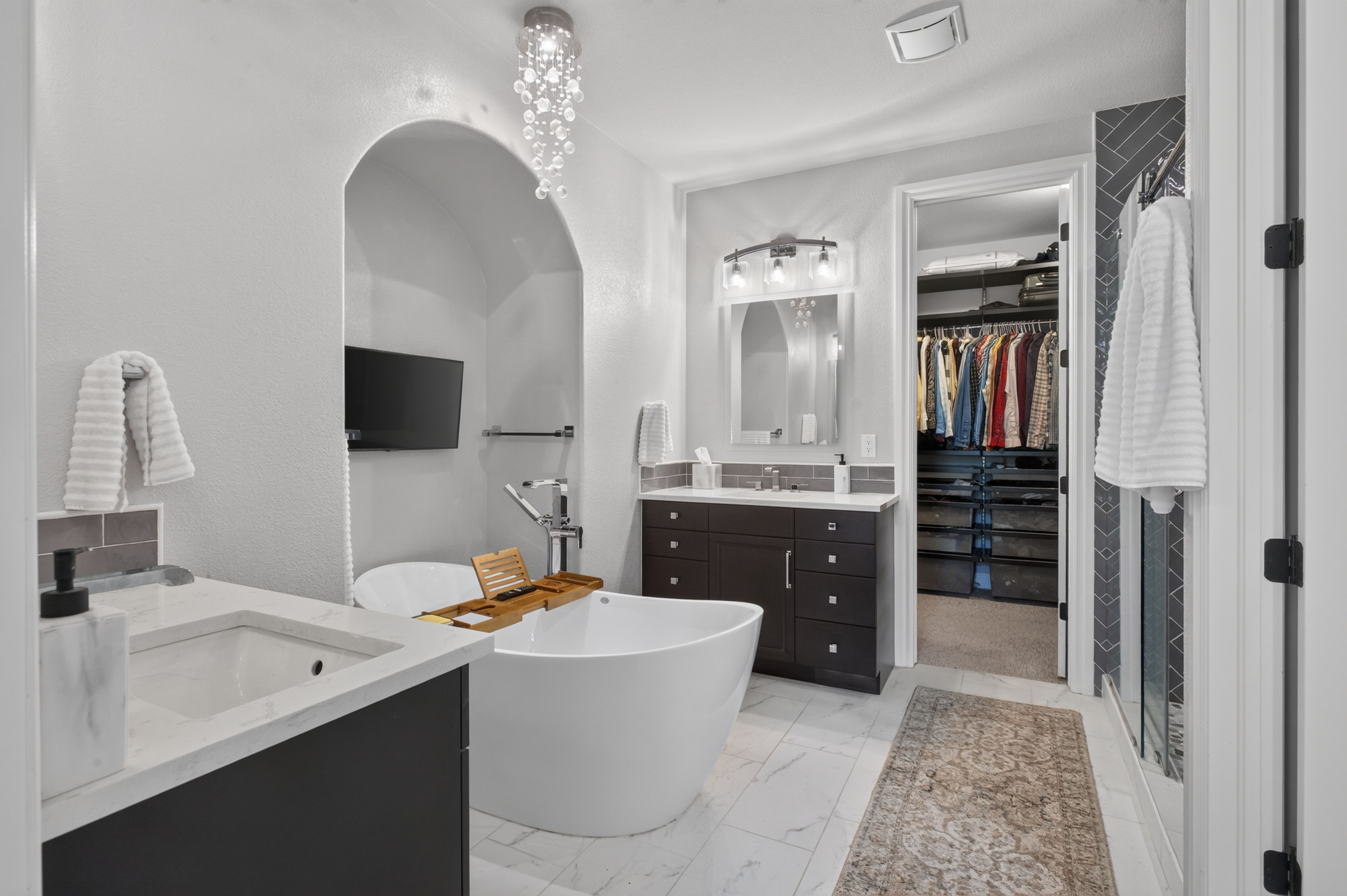  Turn-Key Lone Tree Luxury: Renovated Home with Chef