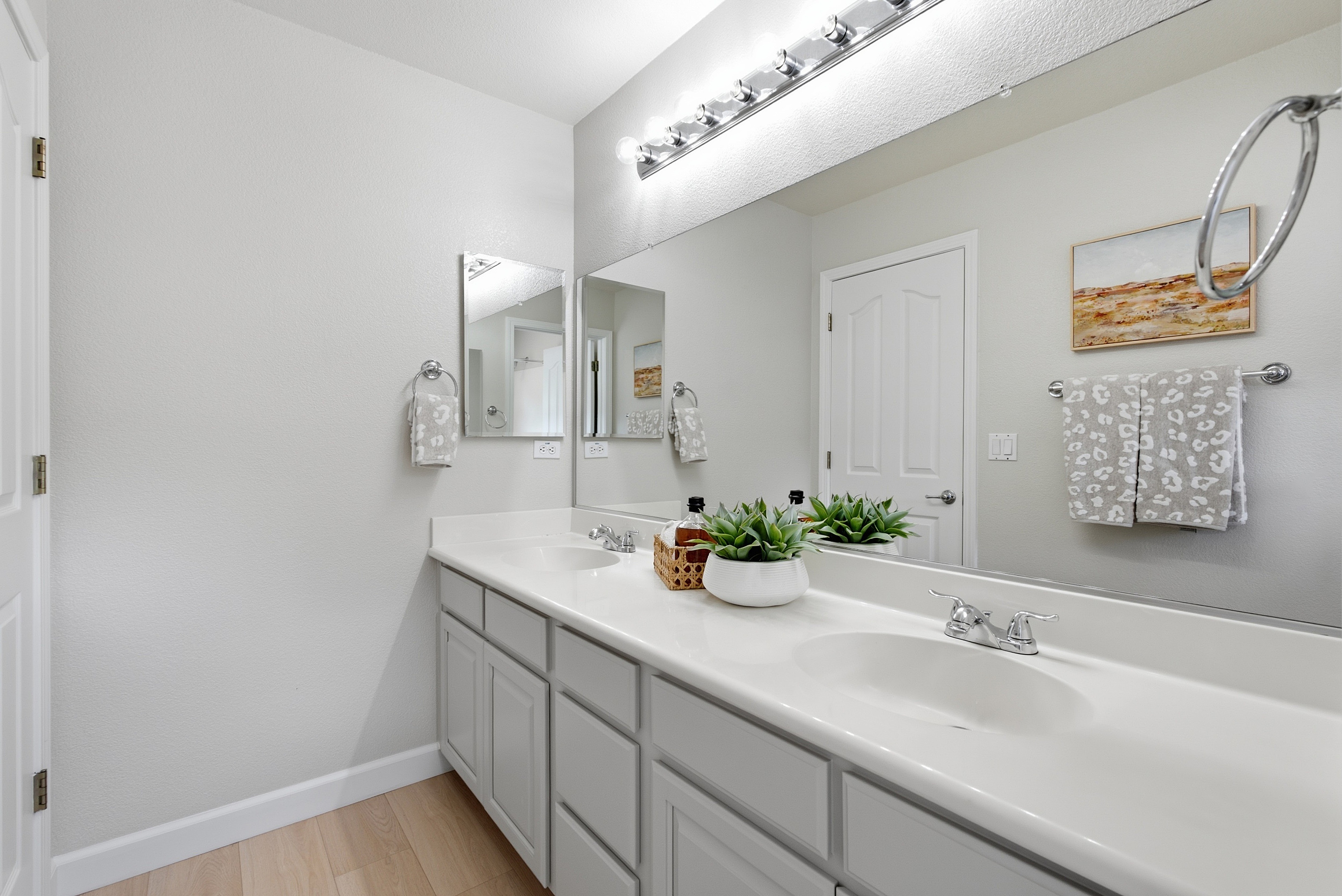  Beautifully Updated Henry Ranch Home with Scenic Views and Modern Comfort - 物件實景