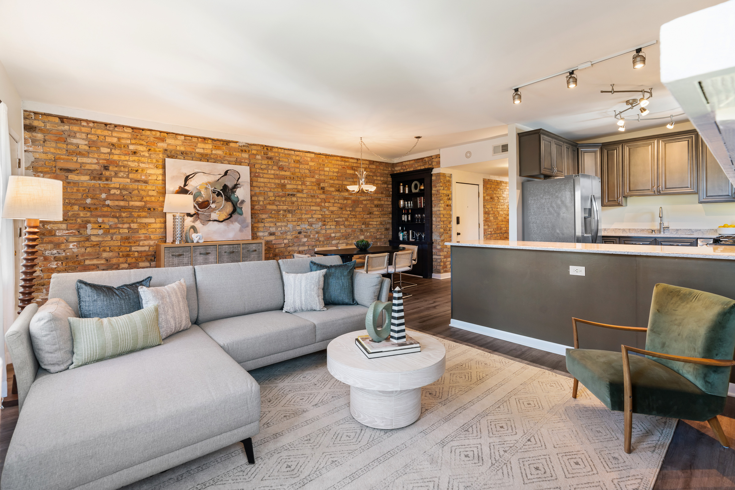  Spacious and Bright Condo in Prime Southeast Evanston Location - 物件實景