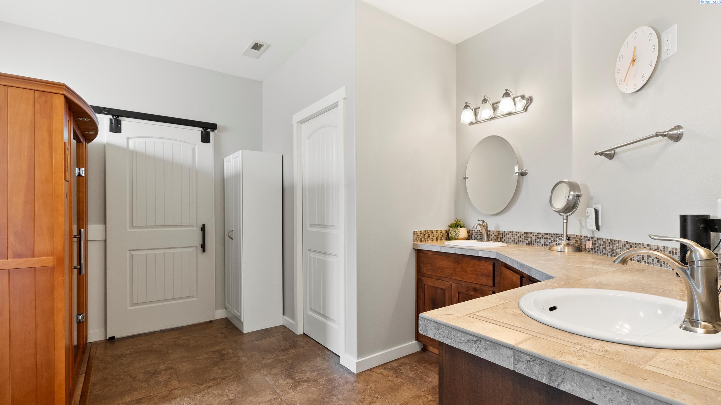 Kennewick, Washington, 99338, United States, 4 Bedrooms Bedrooms, ,3 BathroomsBathrooms,Residential,For Sale,1907298