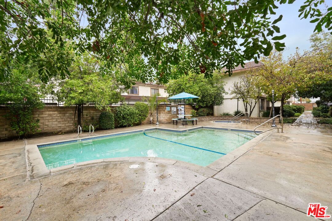 Reseda, California, 91335, United States, 2 Bedrooms Bedrooms, ,3 BathroomsBathrooms,Residential,For Sale,1995543