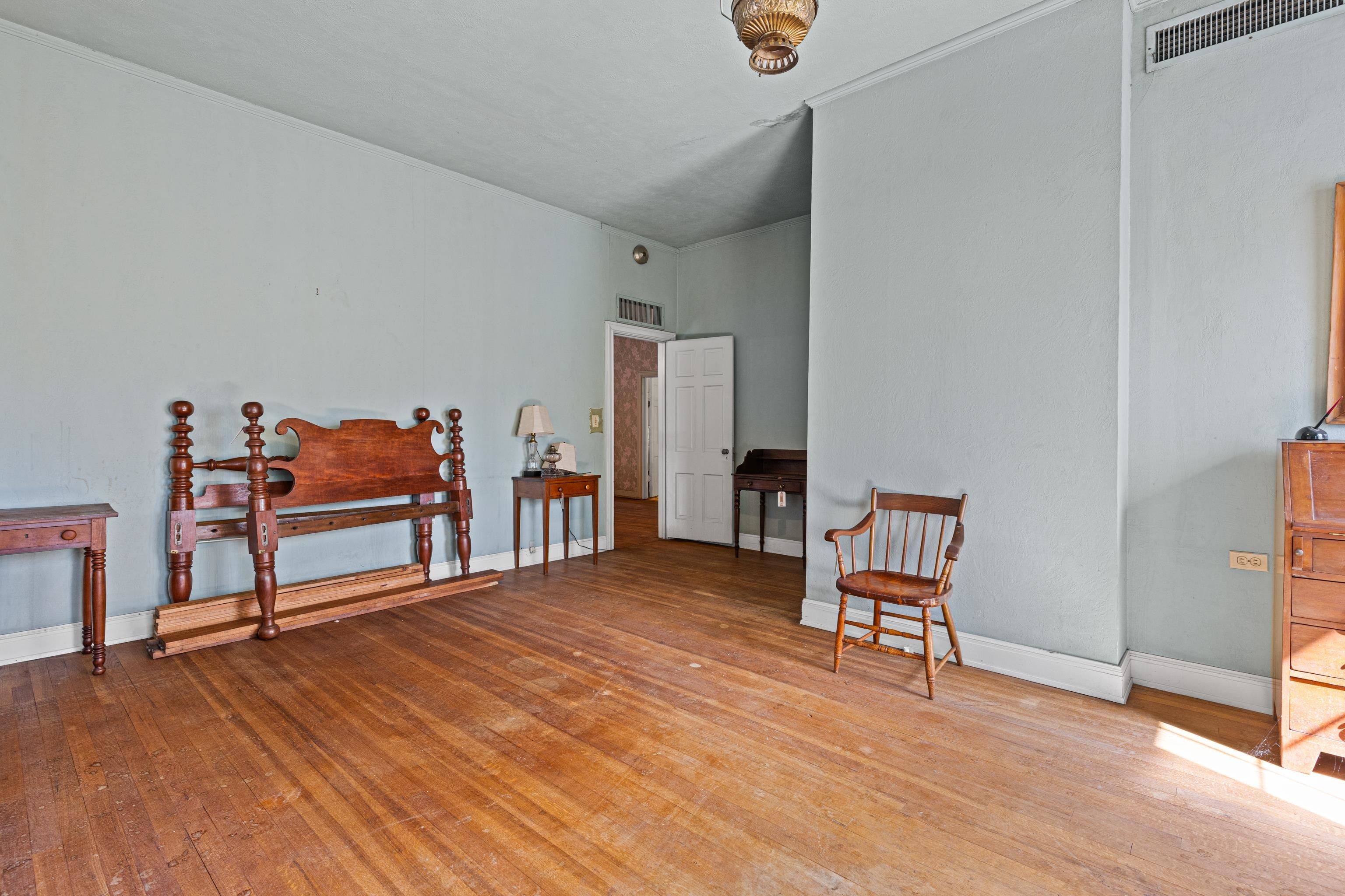 Jefferson, Texas, 75657, United States, 5 Bedrooms Bedrooms, ,5 BathroomsBathrooms,Residential,For Sale,1978271