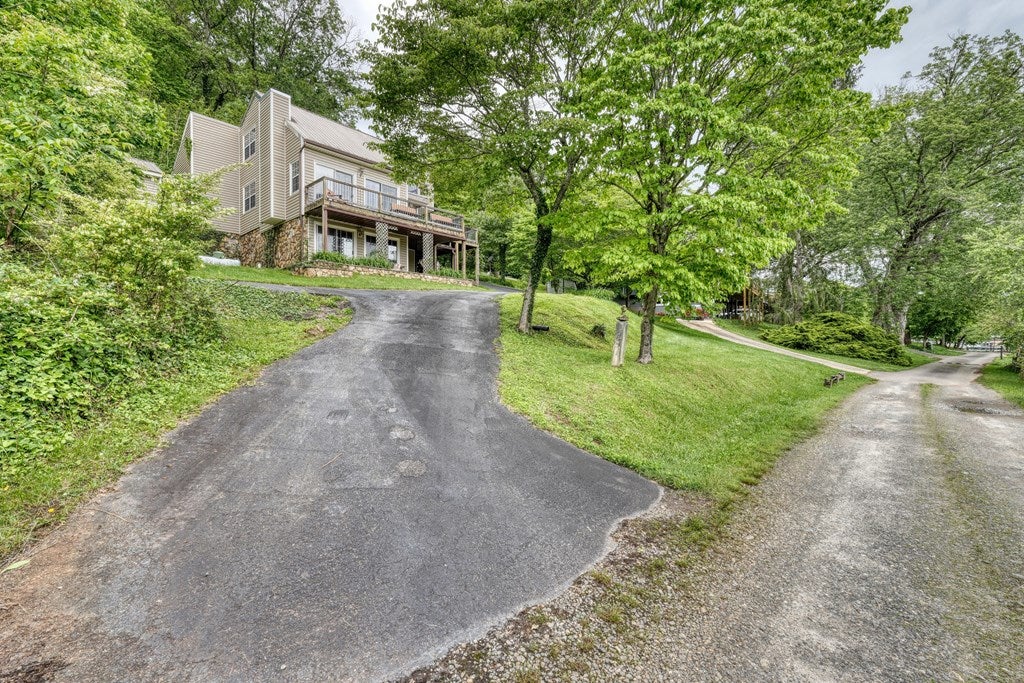 Hayesville, North Carolina, 28904, United States, 3 Bedrooms Bedrooms, ,3 BathroomsBathrooms,Residential,For Sale,1862322