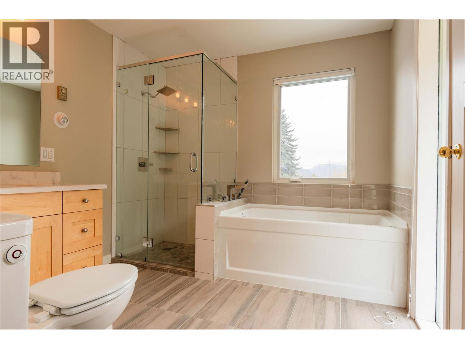 APPLEDALE, British Columbia, V0G 2J0, CA, 5 Bedrooms Bedrooms, ,2 BathroomsBathrooms,Residential,For Sale,1946998