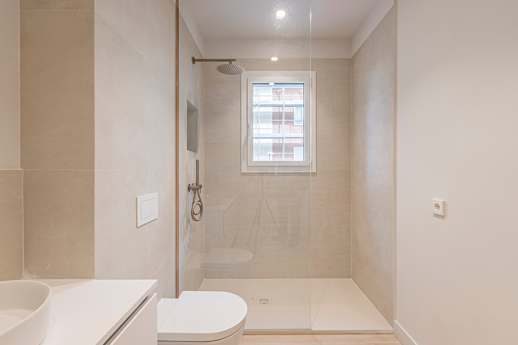  Fantastic renovated flat with large garden at the living room level - 物件實景