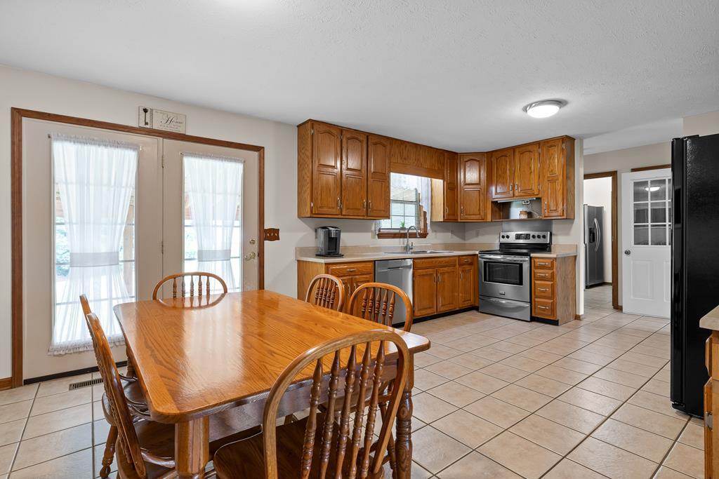 Ringgold, Georgia, 30736, United States, 6 Bedrooms Bedrooms, ,4 BathroomsBathrooms,Residential,For Sale,1927527