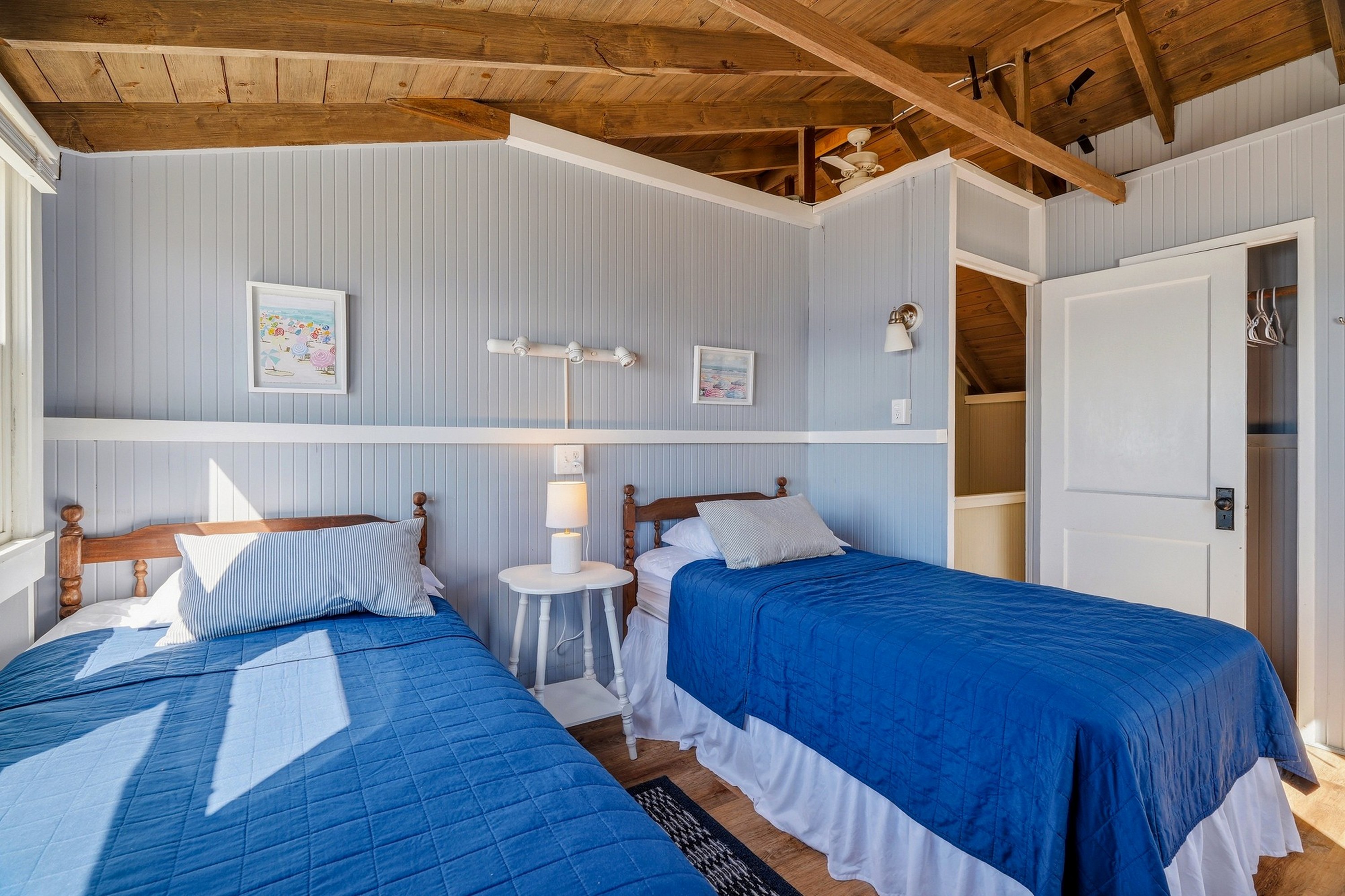  Charming Direct Waterfront Beach Cottage at Hawk