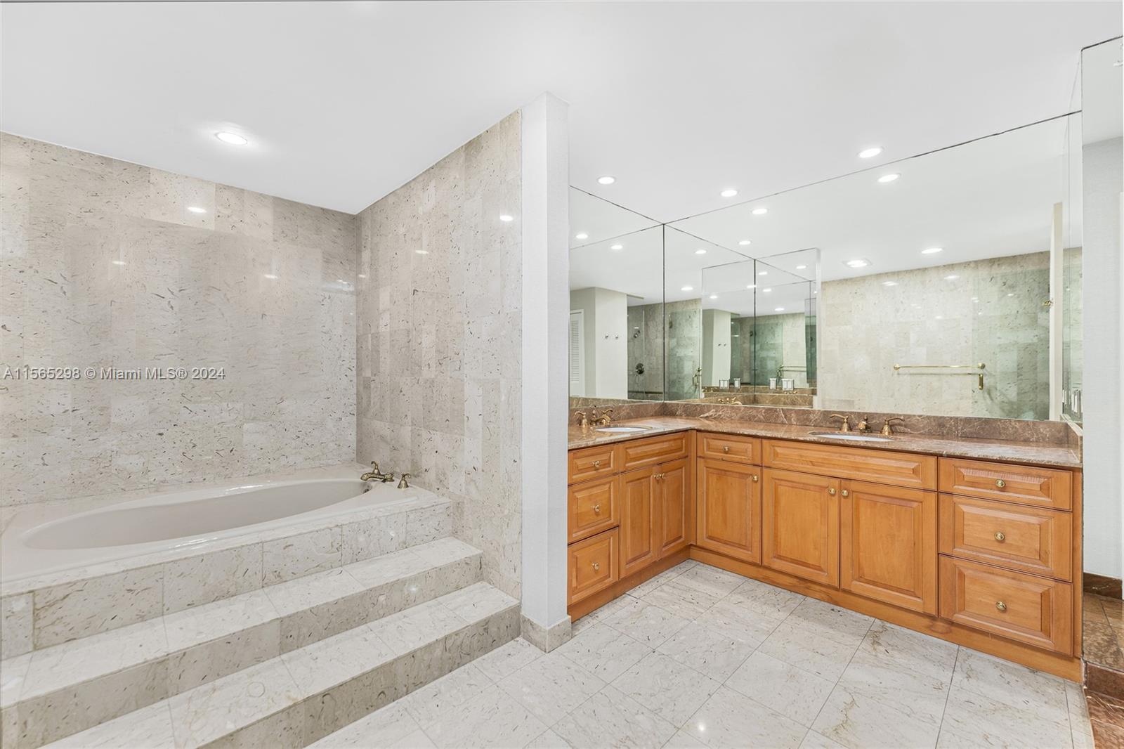 Miami Beach, Florida, 33109, United States, 3 Bedrooms Bedrooms, ,4 BathroomsBathrooms,Residential,For Sale,1926263