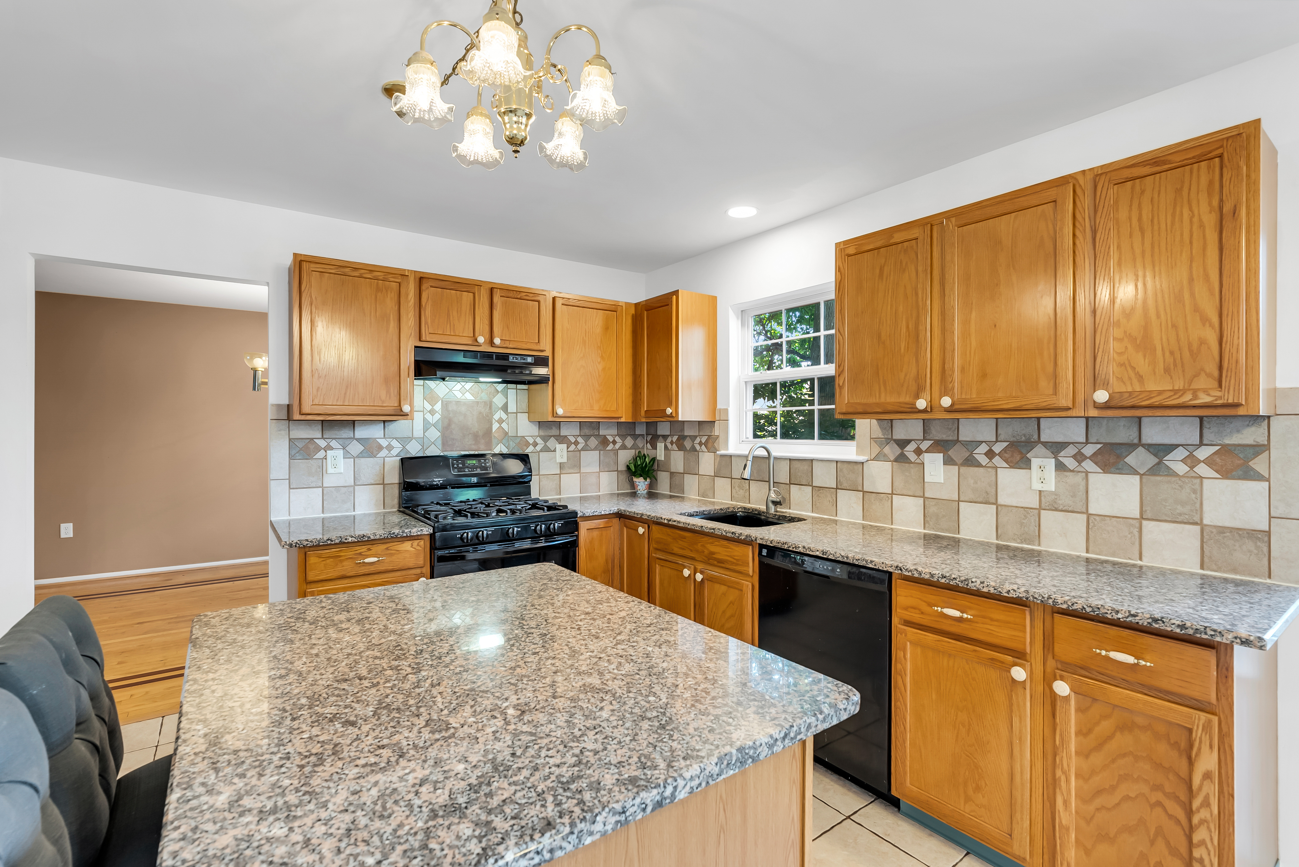  Woodland Hills Colonial Opportunity - 物件實景