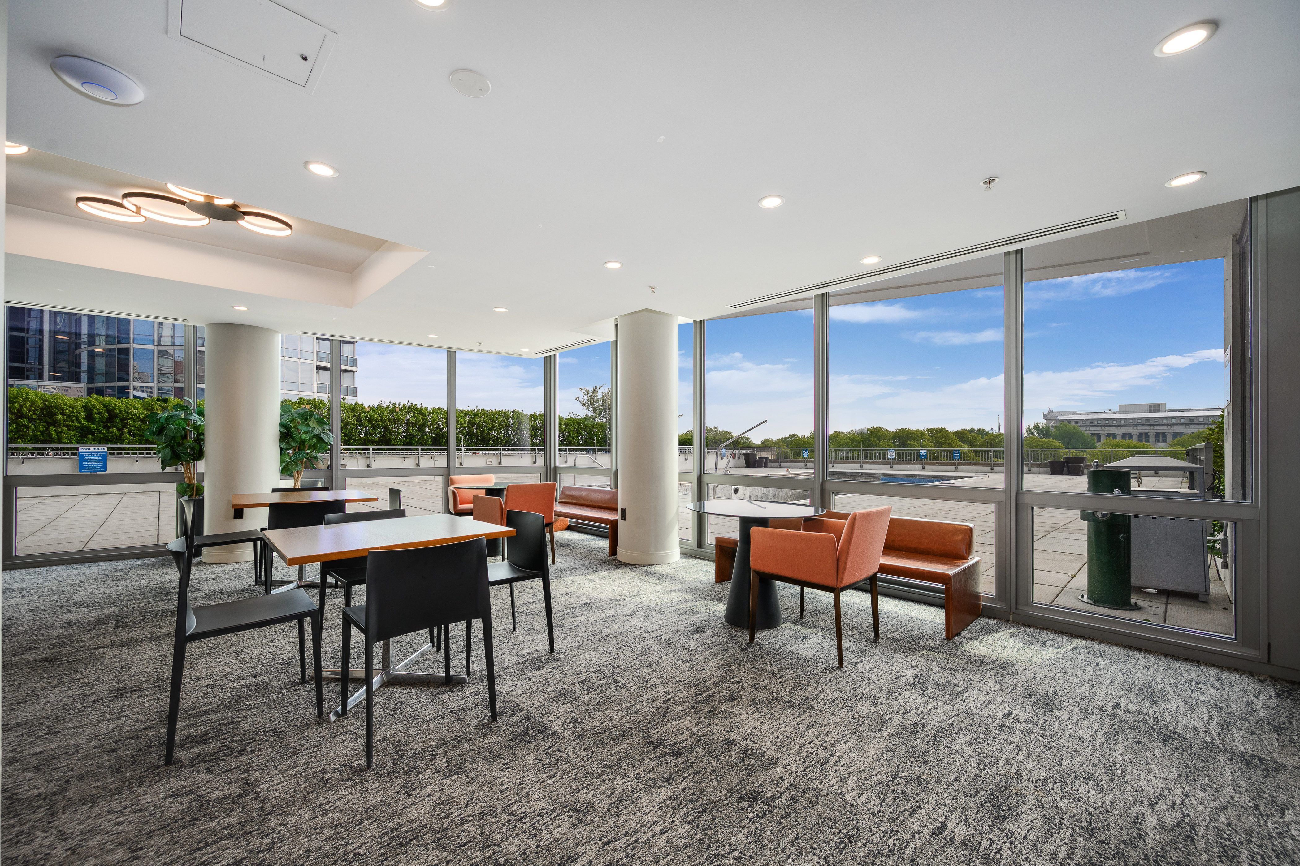  Sweeping Panoramic Views of Lake Michigan, Museum Campus, and Soldier Field - 物件實景
