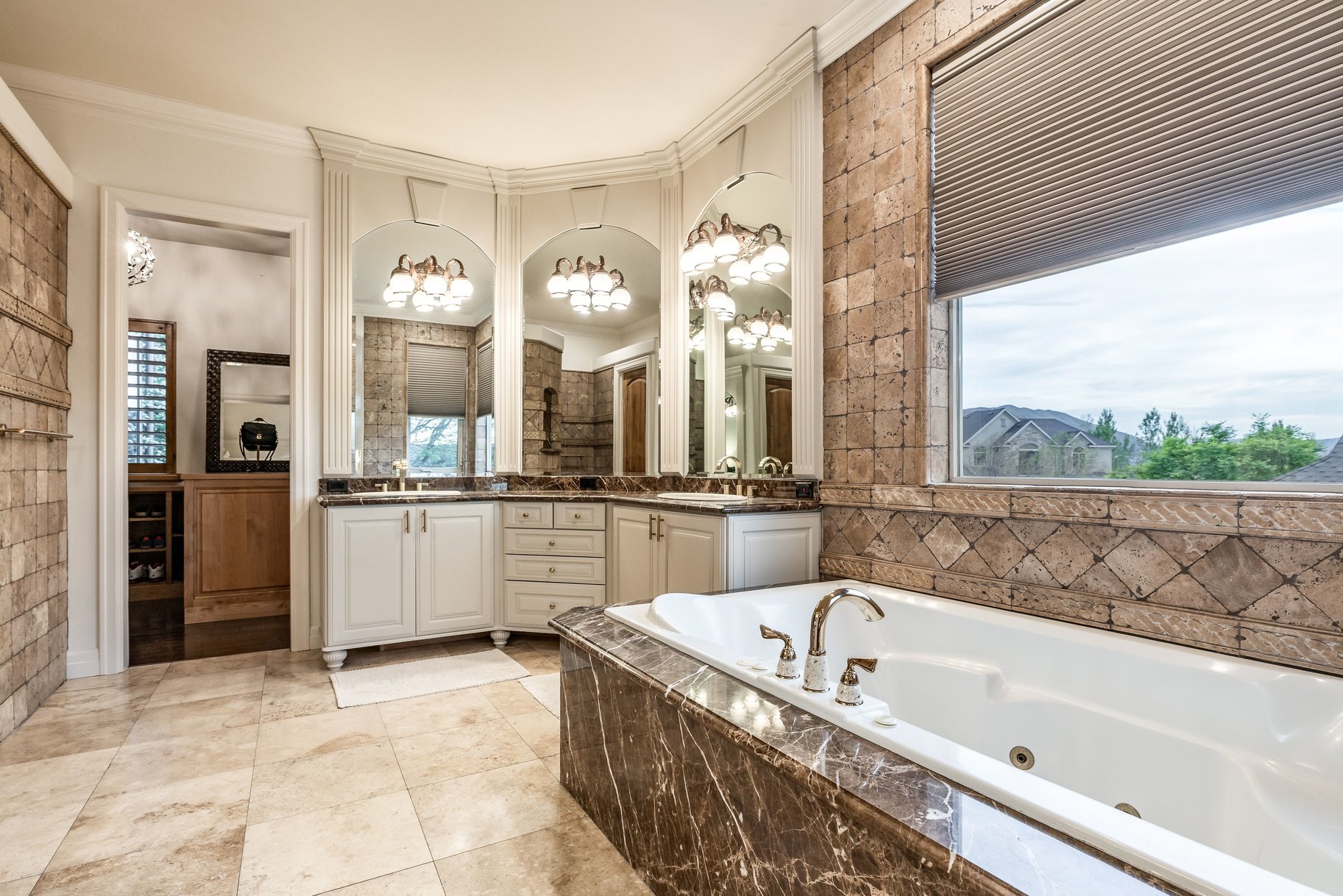  Custom 2-Story Parade Home with Dolphin Bolderscape Grotto Pool & 6 Car Garage - 物件實景