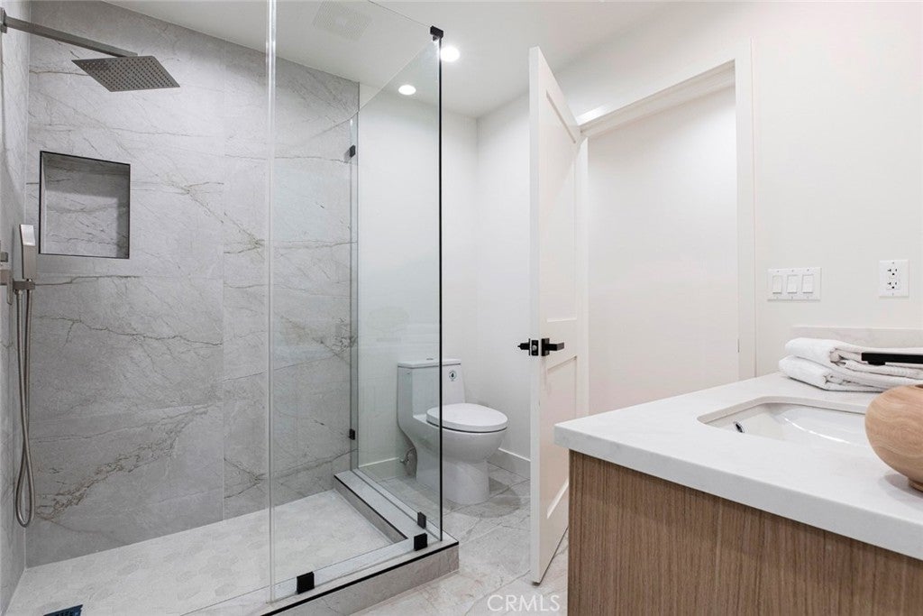Encino, California, 91316, United States, 6 Bedrooms Bedrooms, ,5 BathroomsBathrooms,Residential,For Sale,1938851