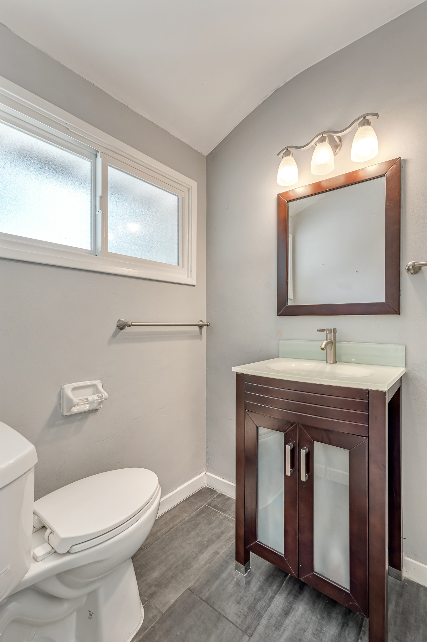  6626 Burnet Avenue - 物件實景