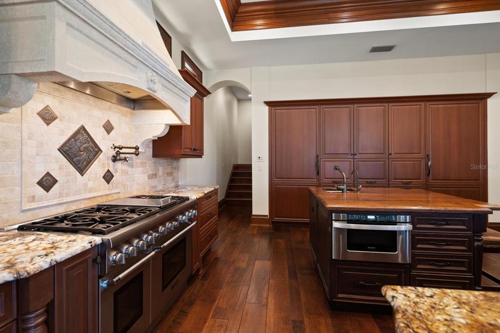 Largo, Florida, 33774, United States, 5 Bedrooms Bedrooms, ,7 BathroomsBathrooms,Residential,For Sale,1876225