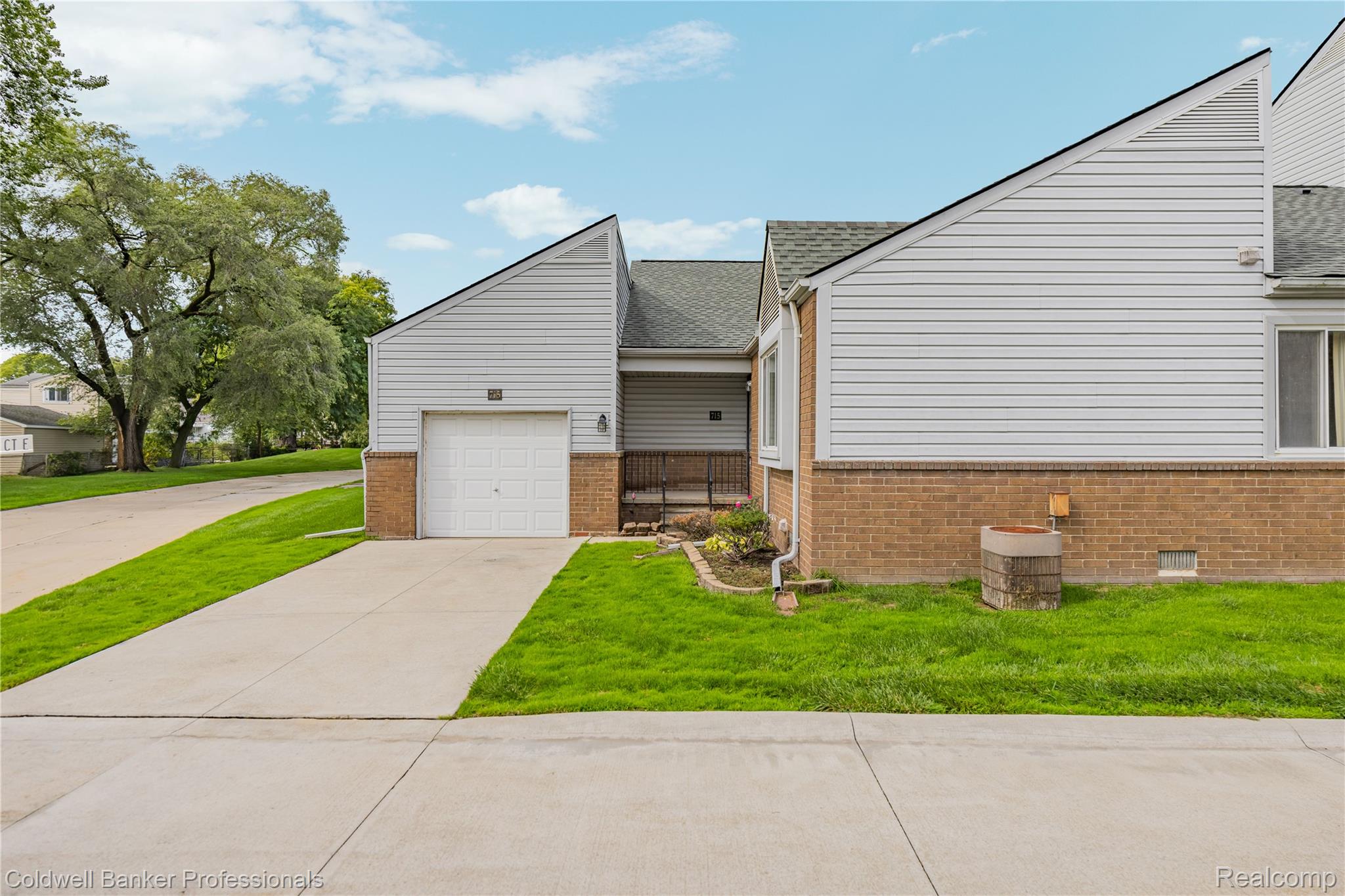 Claire Pointe Ct, Saint Clair Shores, MI 48081