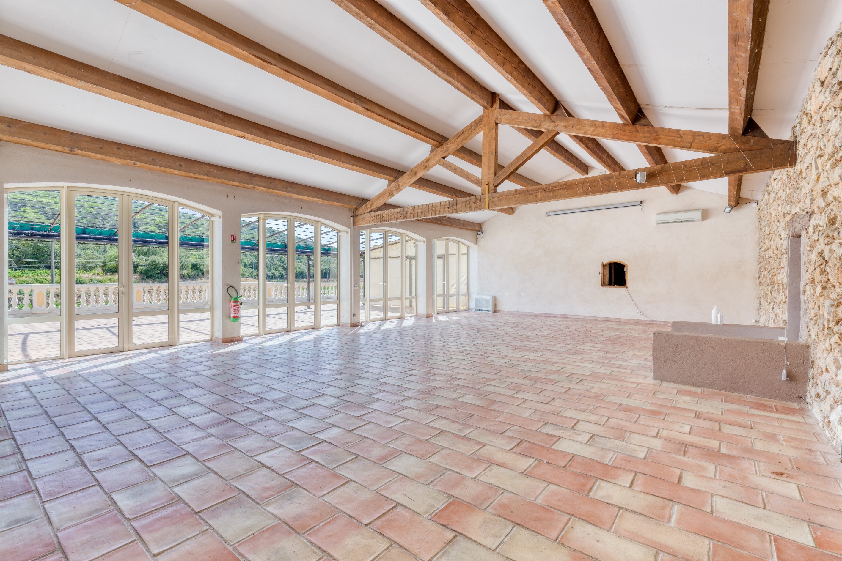 Rare Opportunity: 70-Hectare Wine Estate in Provence - 物件實景