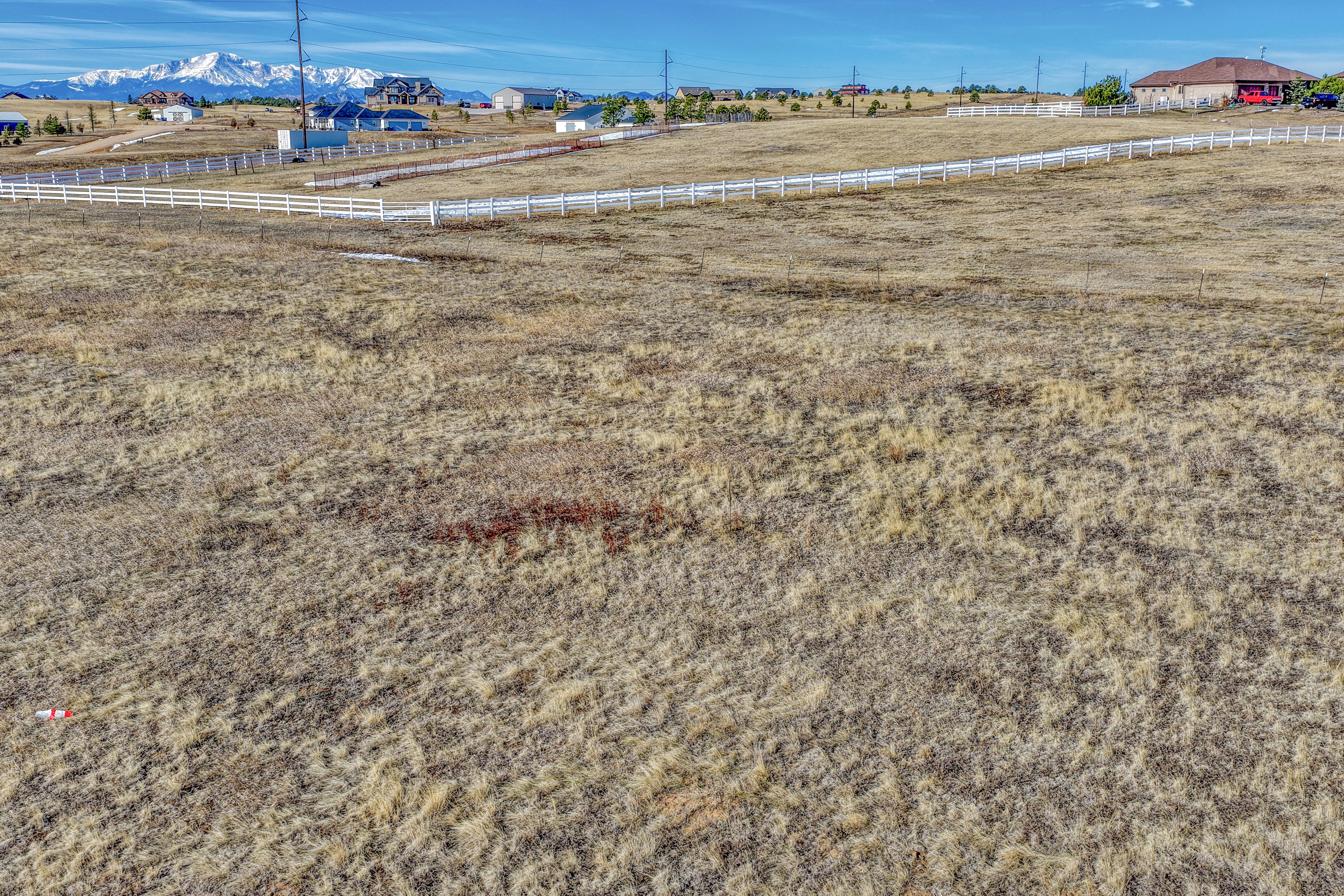  5 acres with mountain views in sought after Black Forest - 物件實景