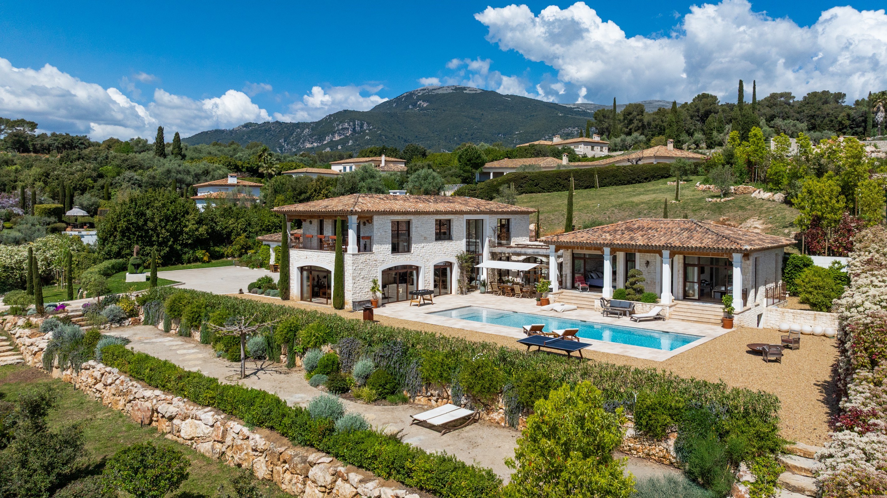  Roquefort-les-Pins villa with pool, 4 bedrooms and open views near Nice airport… - 物件實景