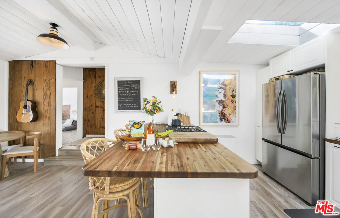 Malibu, California, 90265, United States, 3 Bedrooms Bedrooms, ,2 BathroomsBathrooms,Residential,For Sale,1992051