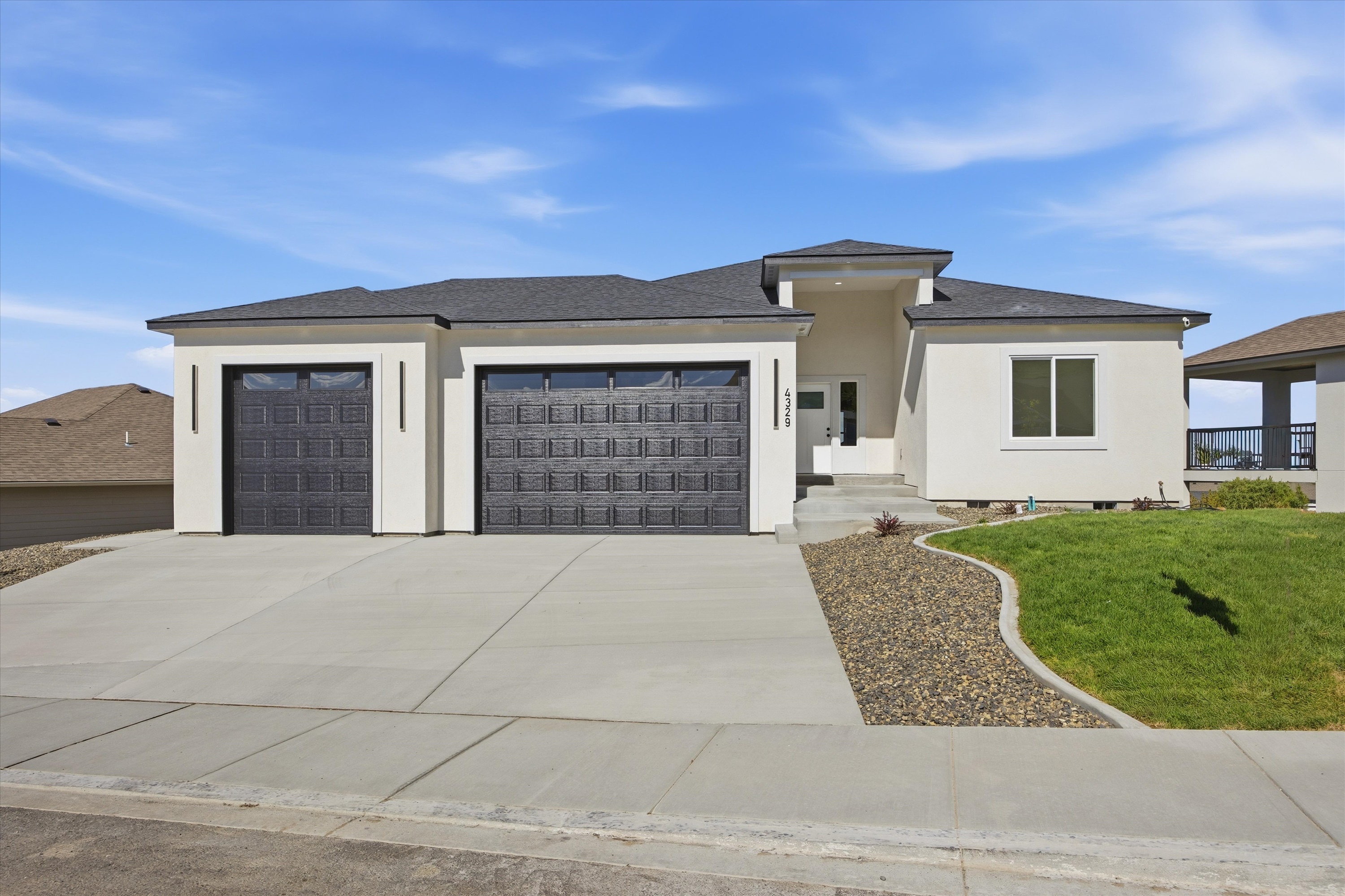  New 5-Bed Home w/ Daylight Basement & 3-Car Garage - 物件實景