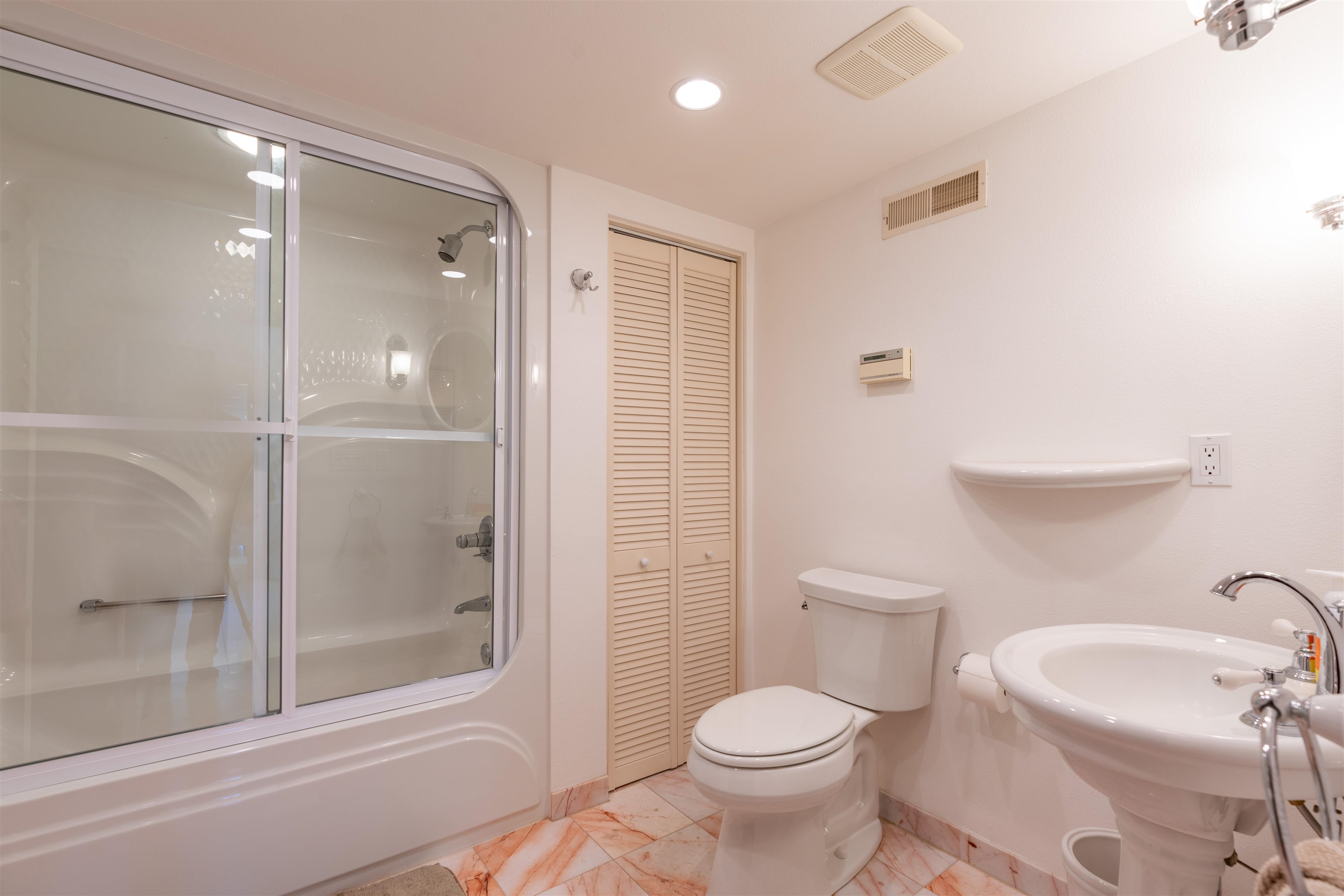 La Crosse, Wisconsin, 54601, United States, 4 Bedrooms Bedrooms, ,5 BathroomsBathrooms,Residential,For Sale,2049360