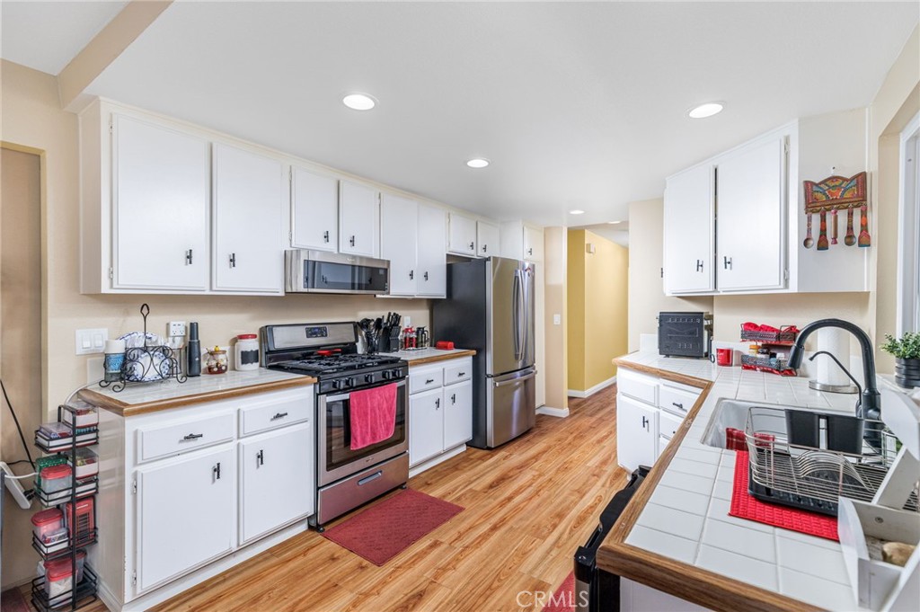 Escondido, California, 92026, United States, 3 Bedrooms Bedrooms, ,2 BathroomsBathrooms,Residential,For Sale,1987400