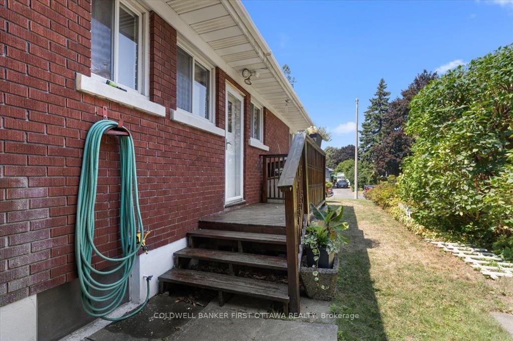 Ottawa, Ontario, K2A 1N7, CA, 3 Bedrooms Bedrooms, ,2 BathroomsBathrooms,Residential,For Sale,1924987