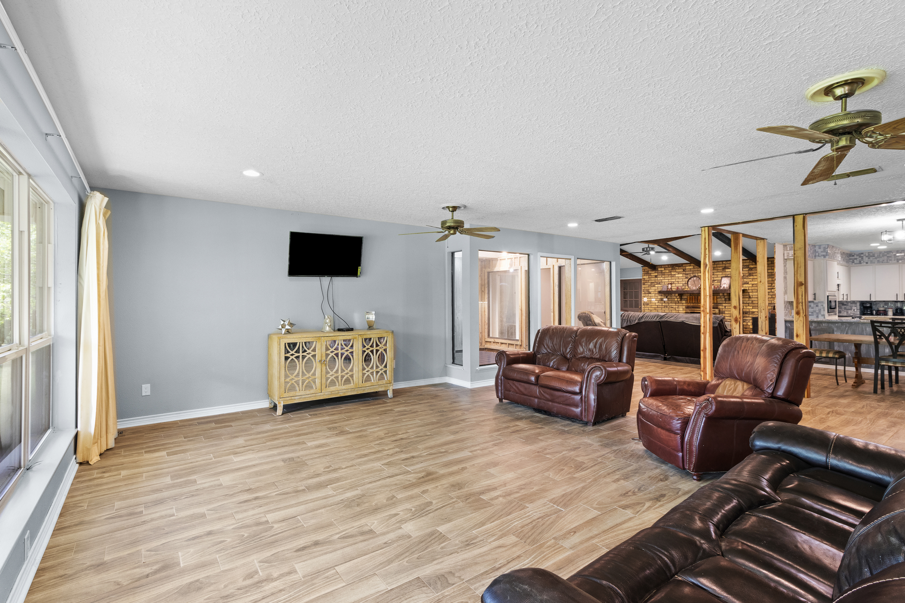 Henderson, Texas, 75652, United States, 6 Bedrooms Bedrooms, ,5 BathroomsBathrooms,Residential,For Sale,1920809