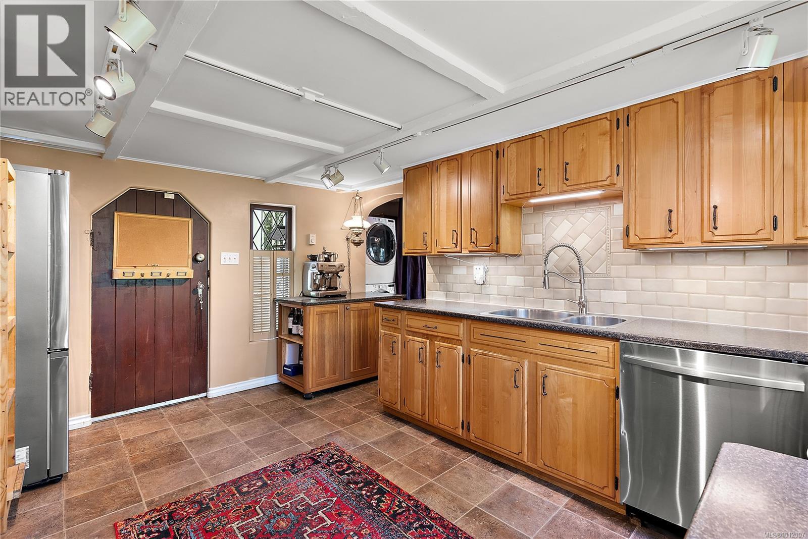 SAANICH, British Columbia, V9A 2R8, CA, 6 Bedrooms Bedrooms, ,3 BathroomsBathrooms,Residential,For Sale,1948762