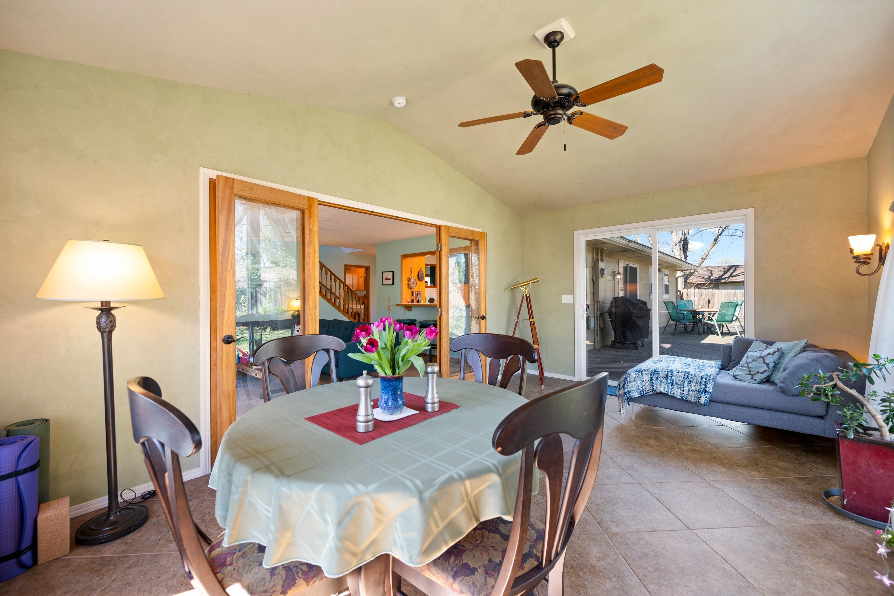  Timeless Mid-Century Design with Sunroom Living and Garden Oasis - 物件實景