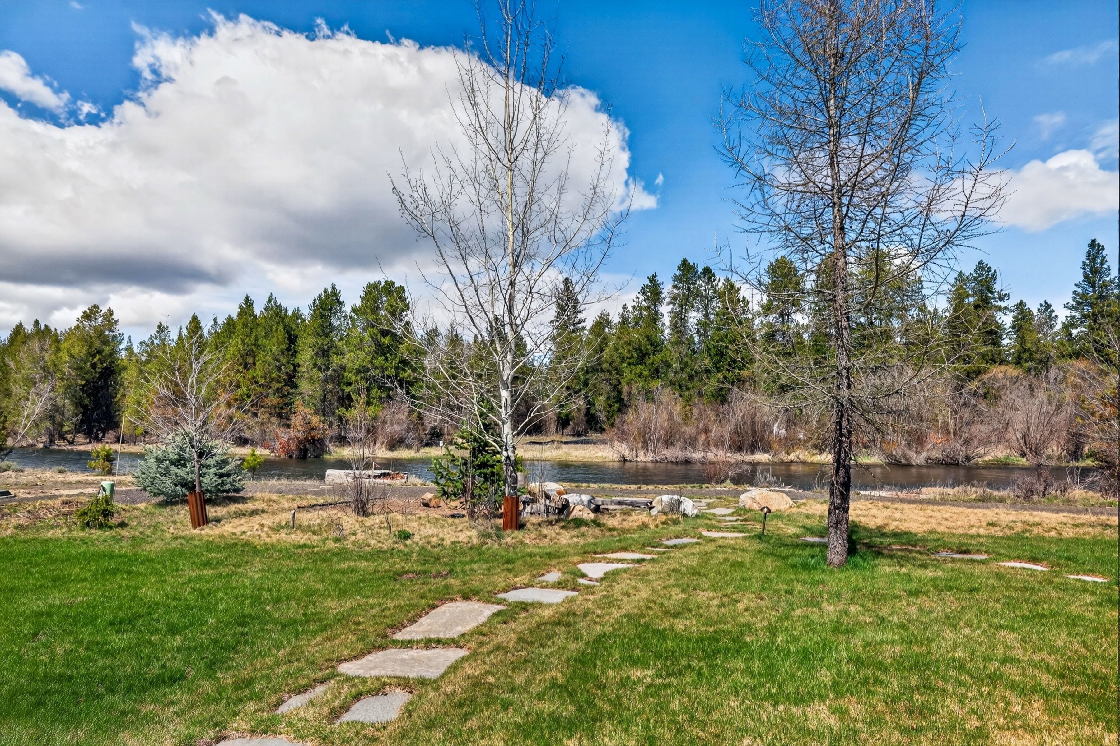  Stunning Home with Payette River Frontage on 2.66 Acres in McCall, Idaho - 物件實景