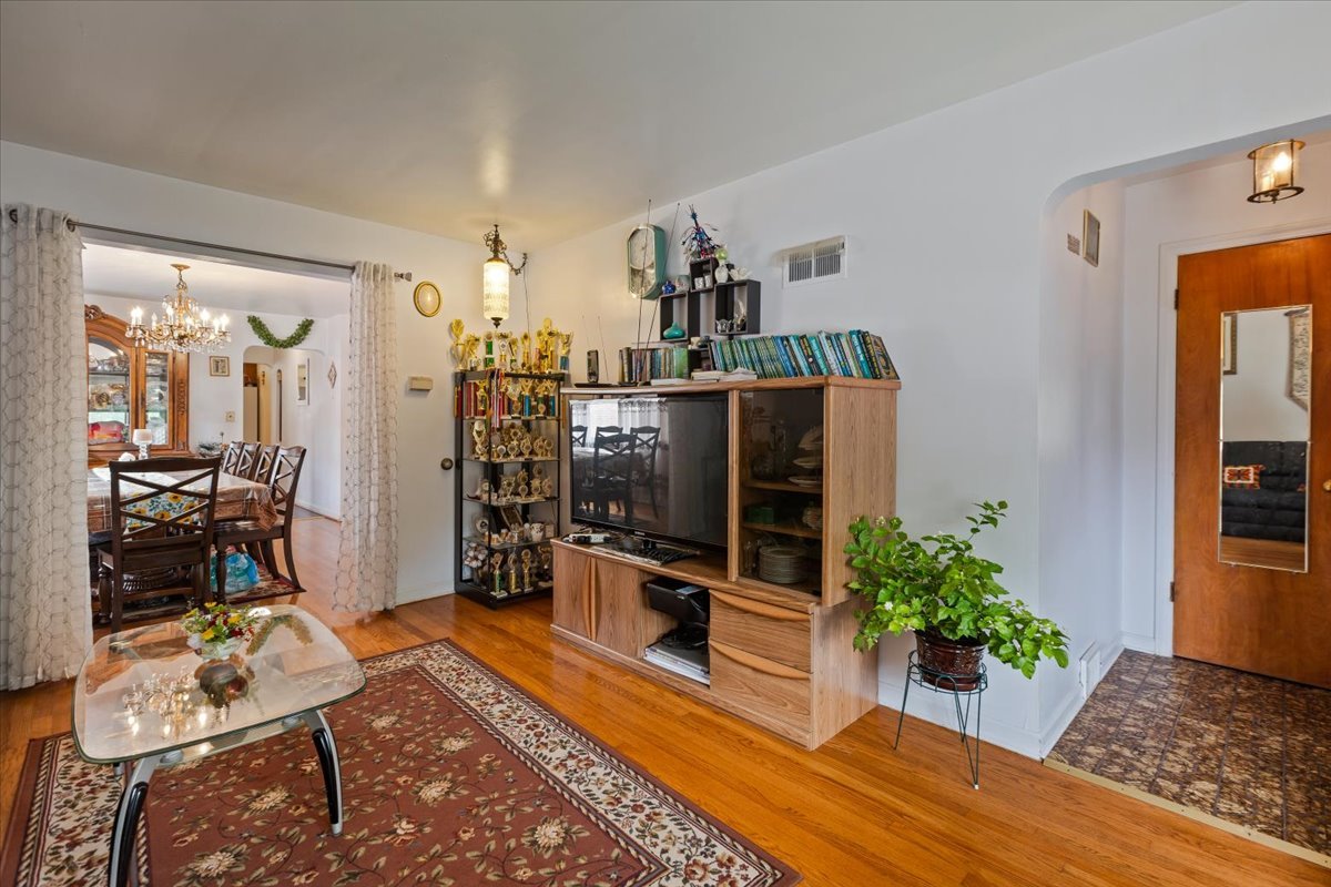 Chicago, Illinois, 60645, United States, 3 Bedrooms Bedrooms, ,3 BathroomsBathrooms,Residential,For Sale,1976245