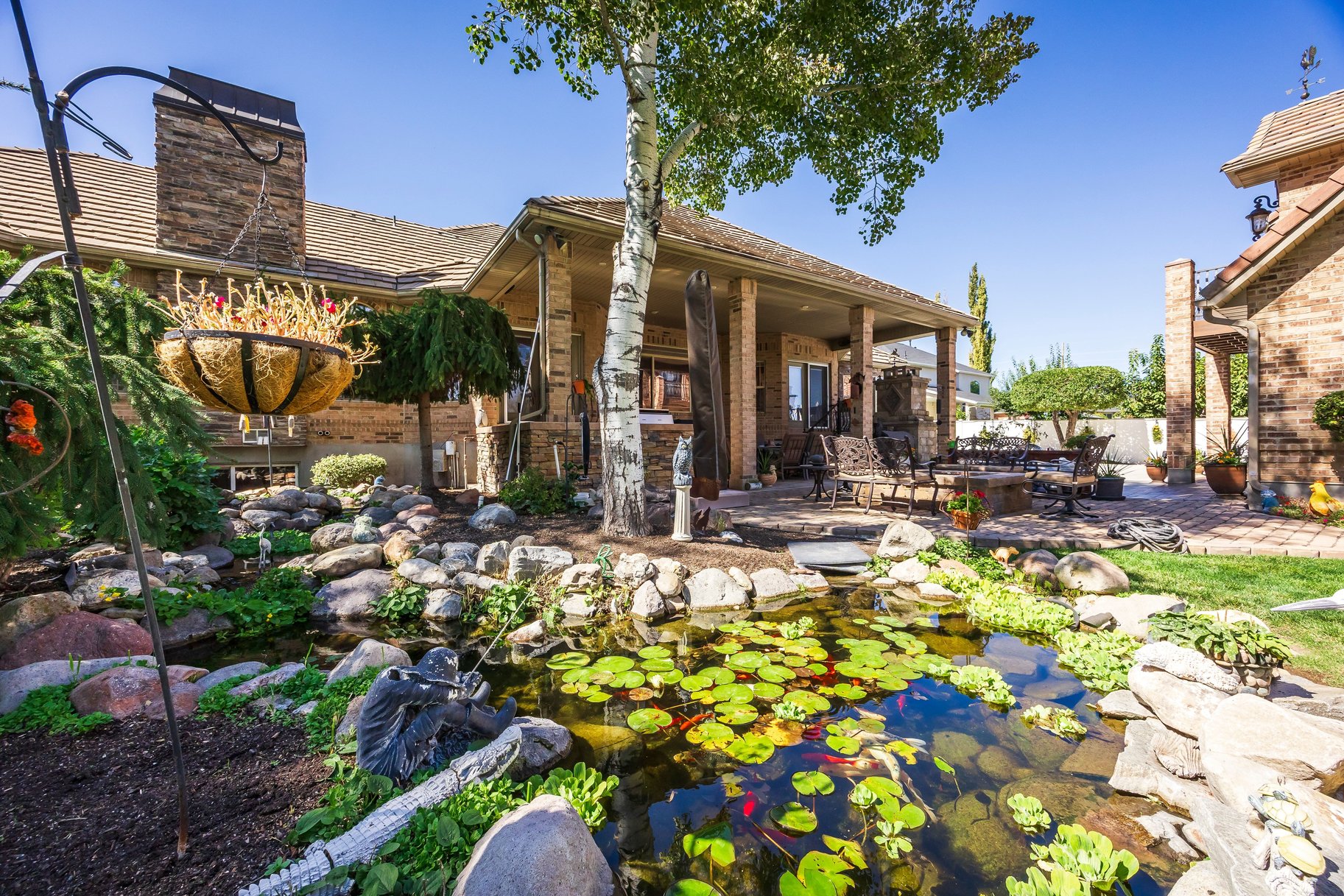  Custom South Jordan Rambler with Koi Pond, RV Parking & ADU Apartment - 物件實景