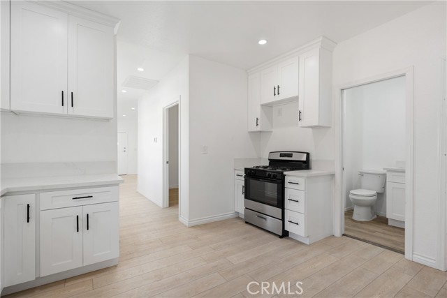 Los Angeles, California, 90062, United States, 7 Bedrooms Bedrooms, ,Residential,For Sale,1974171