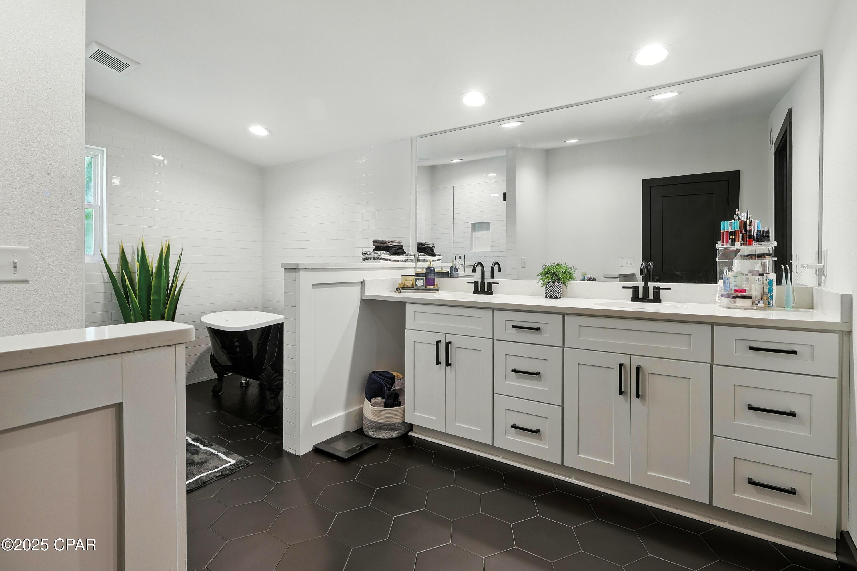 Panama City, Florida, 32401, United States, 4 Bedrooms Bedrooms, ,3 BathroomsBathrooms,Residential,For Sale,1911337