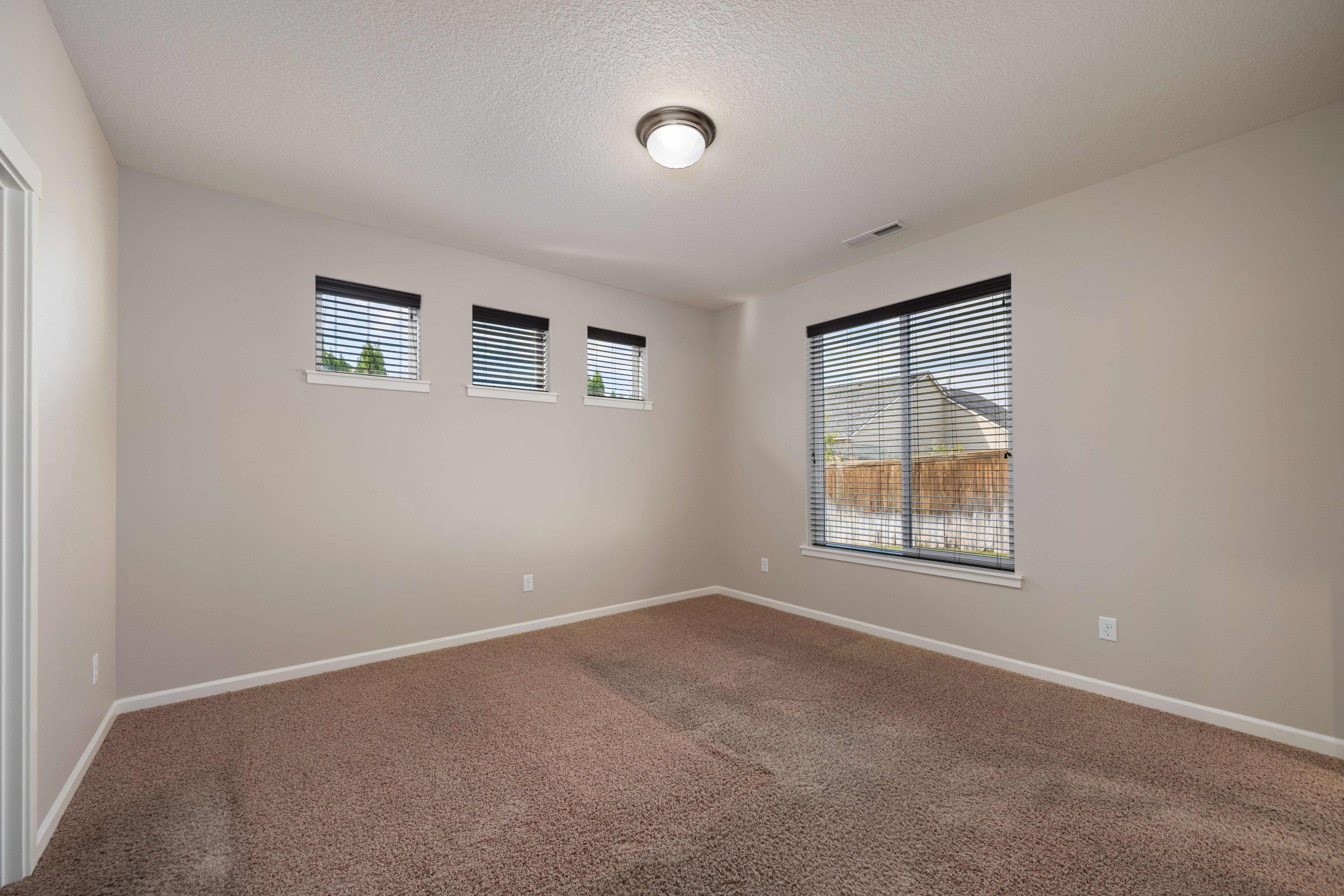  Welcome to this well-maintained 3-bedroom, 2-bath New Tradition resale - 物件實景