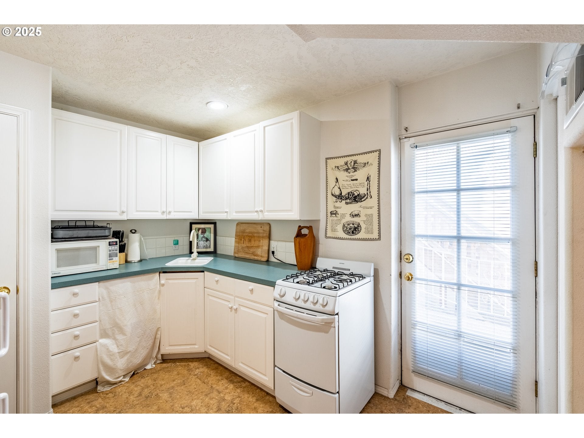 Portland, Oregon, 97219, United States, 4 Bedrooms Bedrooms, ,3 BathroomsBathrooms,Residential,For Sale,1985730