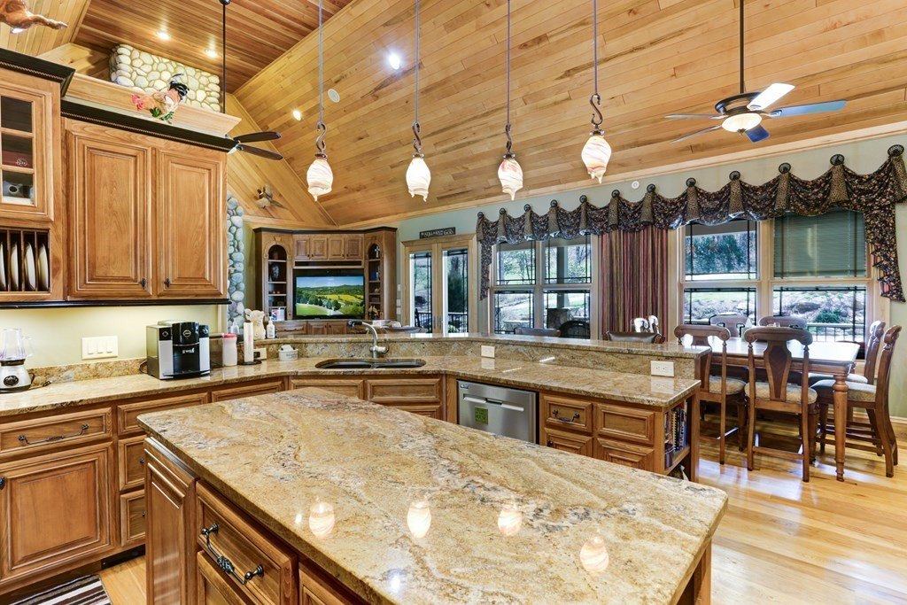 Hayesville, North Carolina, 28904, United States, 4 Bedrooms Bedrooms, ,4 BathroomsBathrooms,Residential,For Sale,1879650