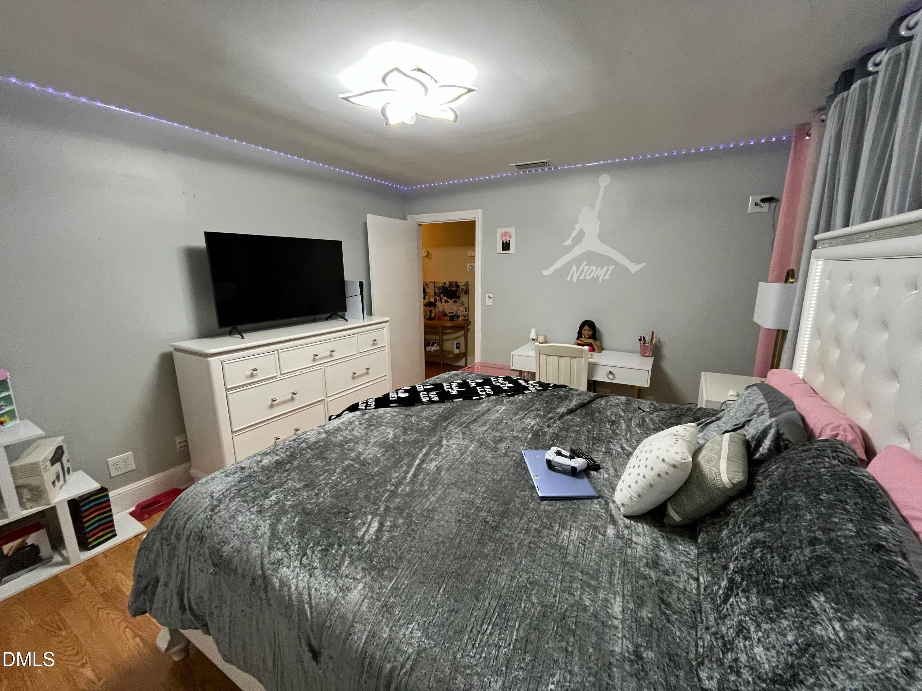 Burlington, North Carolina, 27215, United States, 6 Bedrooms Bedrooms, ,5 BathroomsBathrooms,Residential,For Sale,1999831