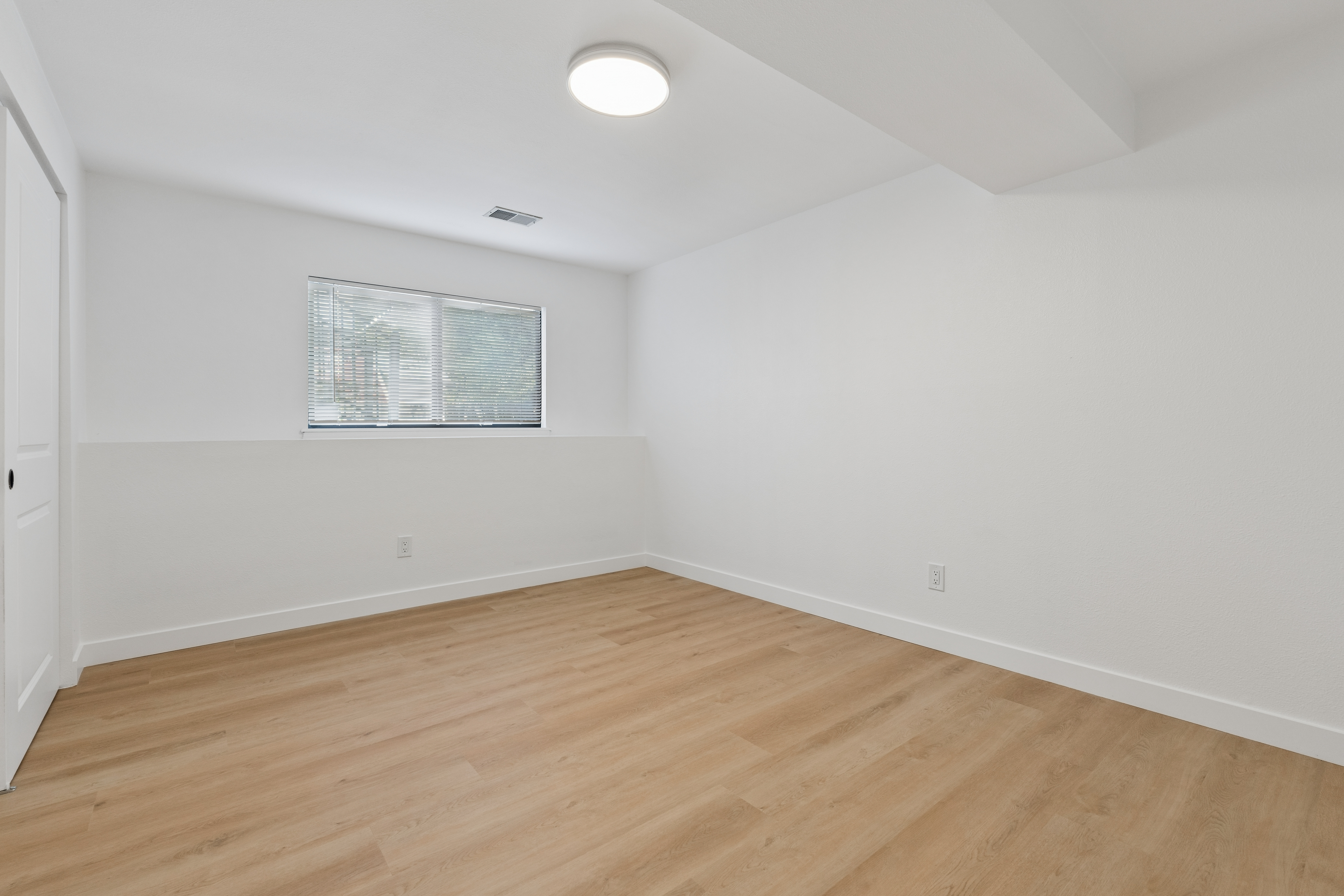  Completely reimagined, refreshed, and ready, this charming home on quiet street - 物件實景