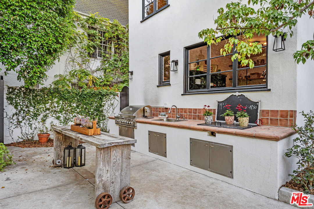 Los Angeles, California, 90004, United States, 4 Bedrooms Bedrooms, ,5 BathroomsBathrooms,Residential,For Sale,1989433