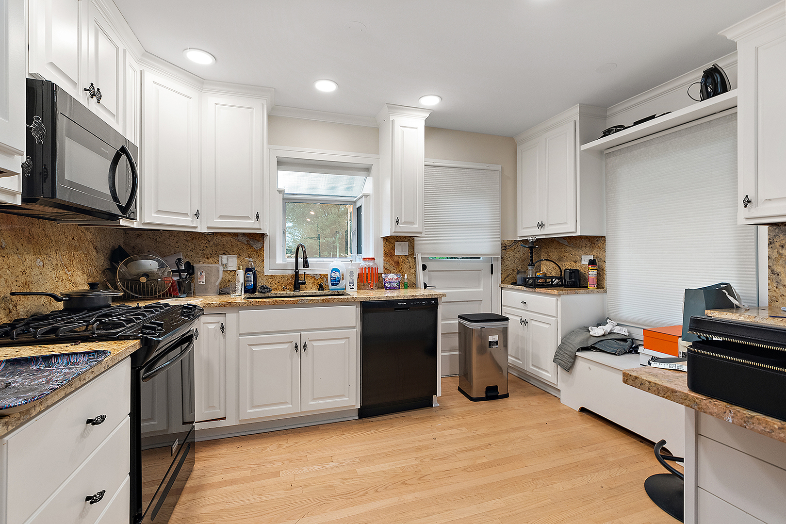 Downers Grove, Illinois, 60516, United States, 3 Bedrooms Bedrooms, ,2 BathroomsBathrooms,Residential,For Sale,1930940