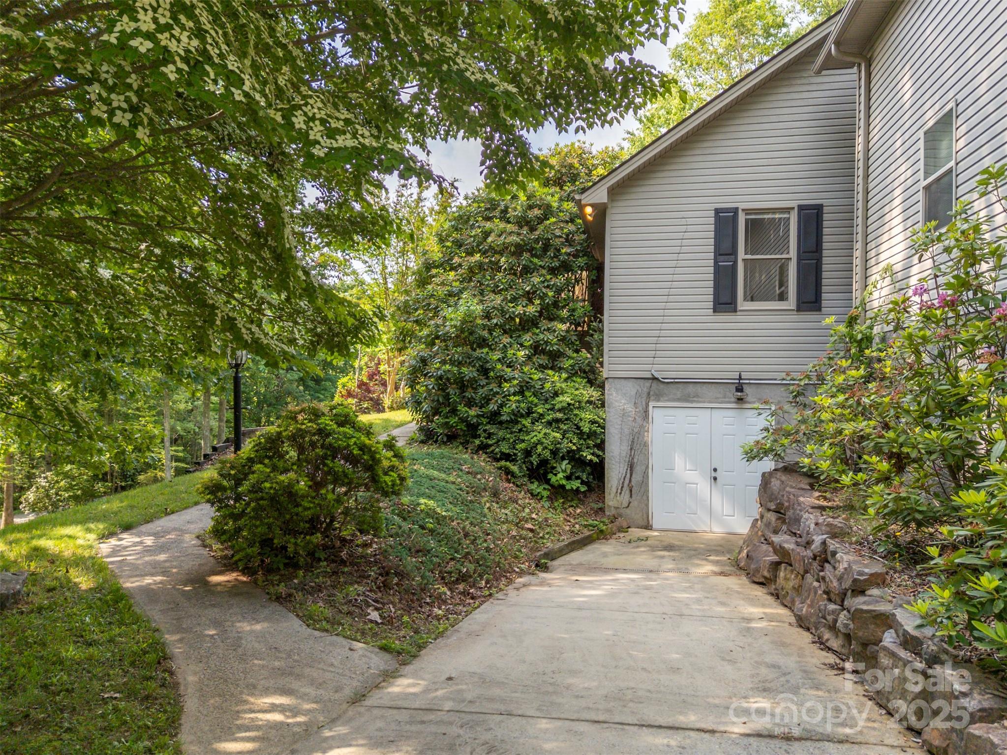 Zirconia, North Carolina, 28790, United States, 3 Bedrooms Bedrooms, ,2 BathroomsBathrooms,Residential,For Sale,1827884